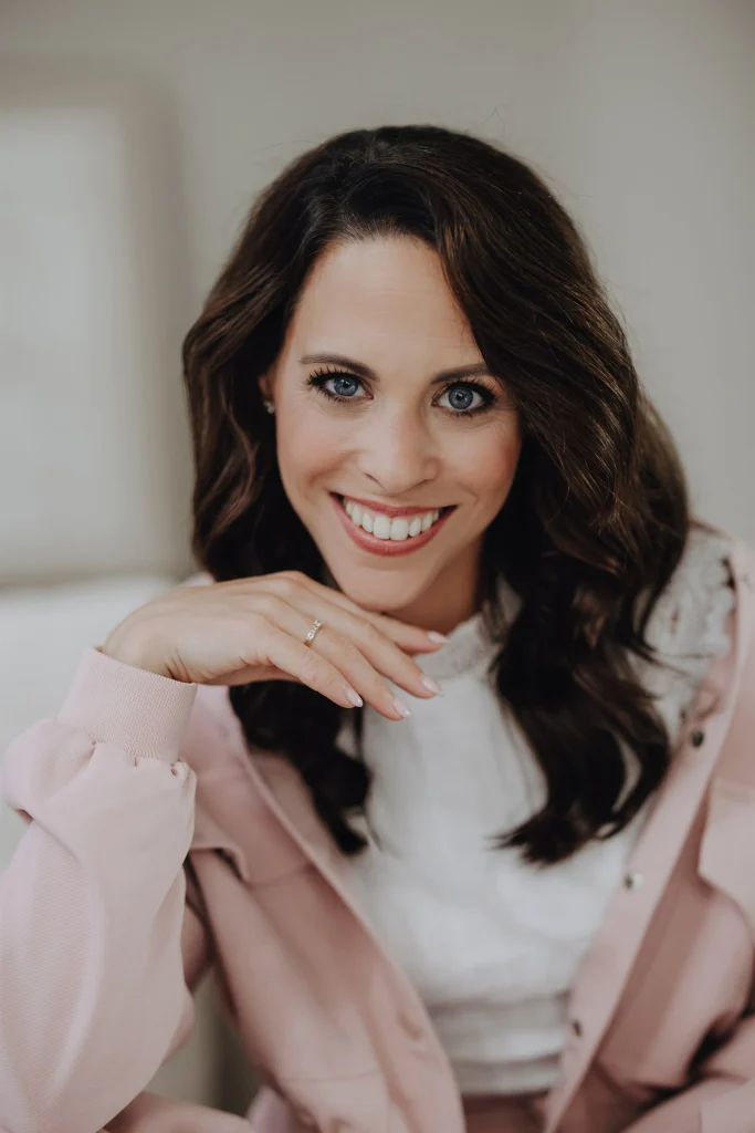 Lachend portret van Marjolein Heijltjes in een roze jasje